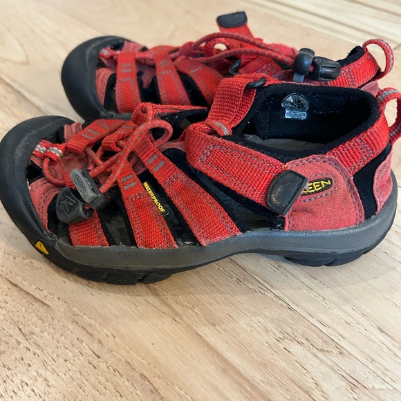 Keens youth size 12 - Picture 2 of 6
